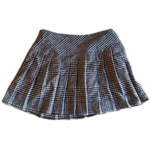 Womens chouyatou Brand skirt Size Small  Never Worn